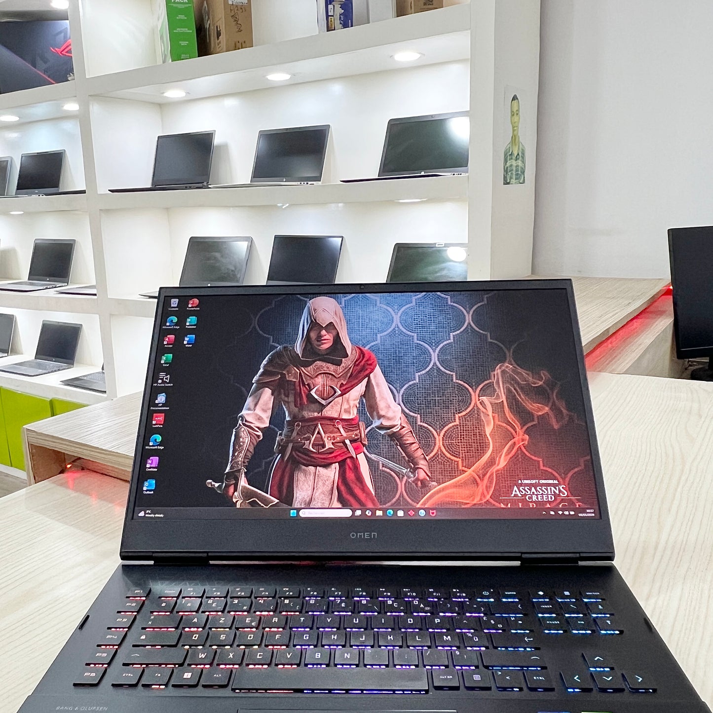 Gamer HP Omen laptop 17-cb0xxx Core i7-11ème Génération - RTX 3060 6Go dédiée - 16Go DDR4 - 1 Téra SSD - 17" 144Hz