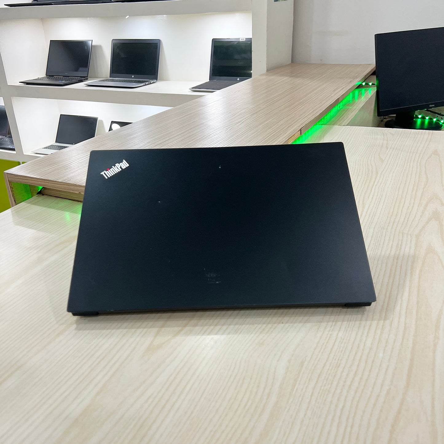 Lenovo ThinkPad E15 - Core i3-10ème génération - 256Go SSD - 08Go DDR4 - 15,6" FHD