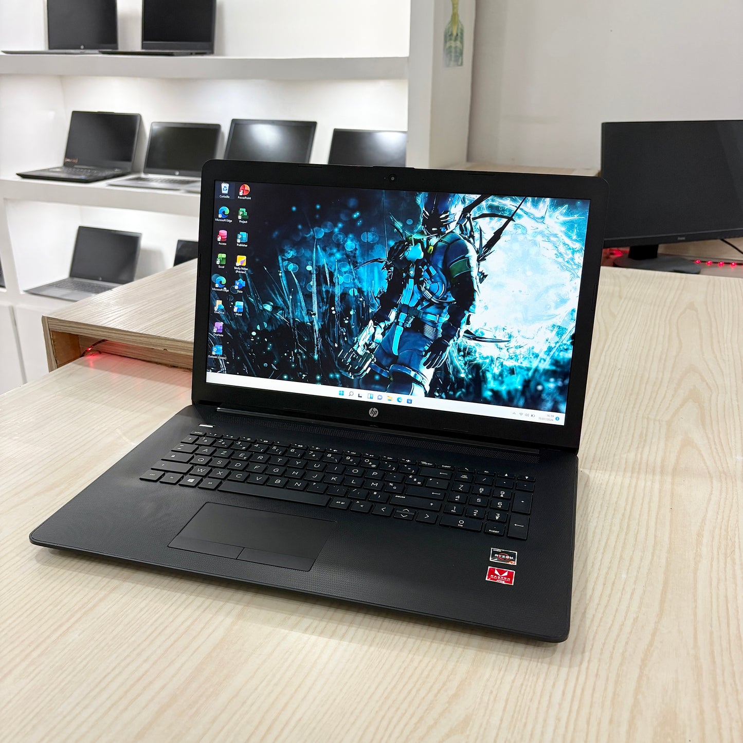 Hp Laptop 17-ca1xxx
 - Amd Ryzen 7 3700U (core i7-8ème génération)- 256Go SSD - 08Go DDR4 - 17" FHD