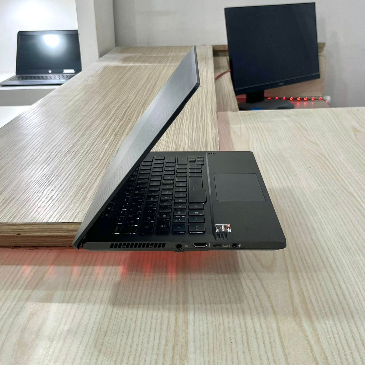 Gamer Asus Rog Zephyrus G14 GA401IV Amd Ryzen 7 4800HS (Core i7 10ème) Gén, GTX 2070 6Go dédiée, 16Go DDR4, 1 Téra SSD, 14" FHD