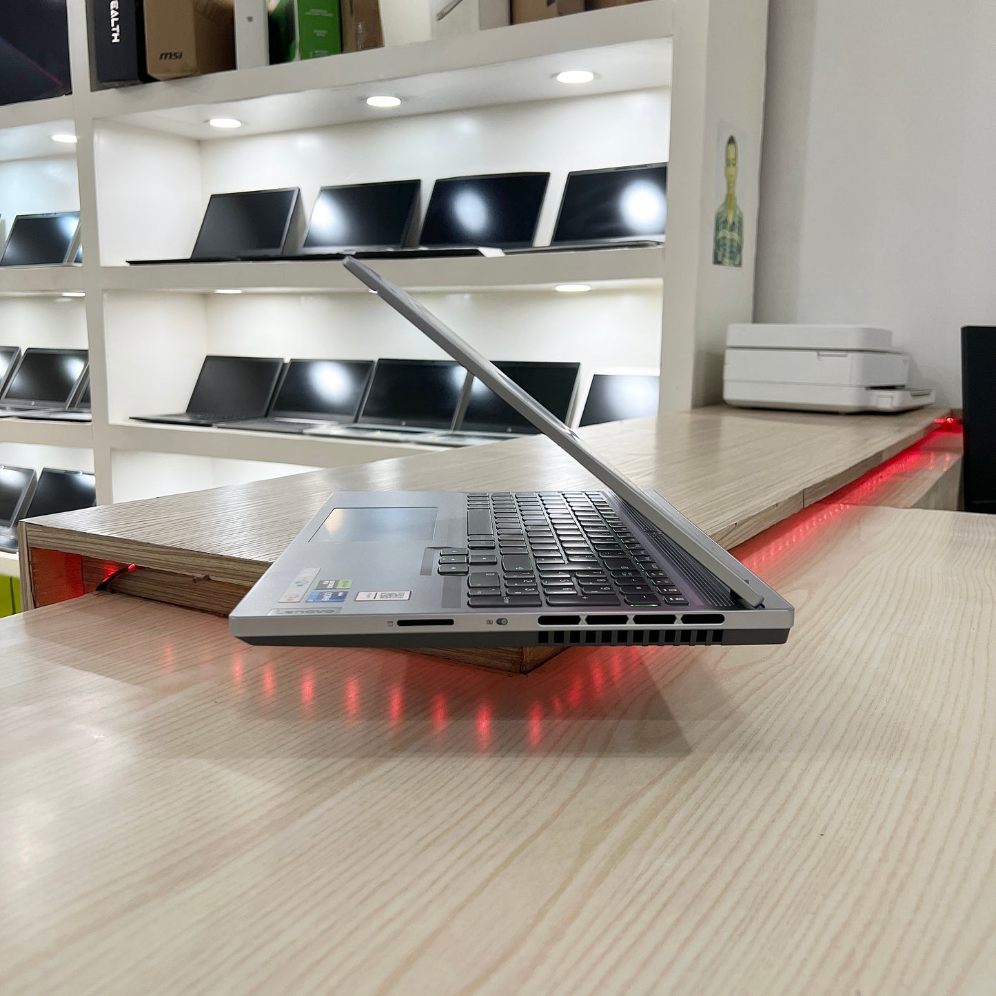 Gamer Lenovo légion 5 82YA
-  Core i7-13ème Génération - RTX 4060 8Go dédiée - 32Go DDR5 - 2 Téra SSD - 16" WQA 240Hz