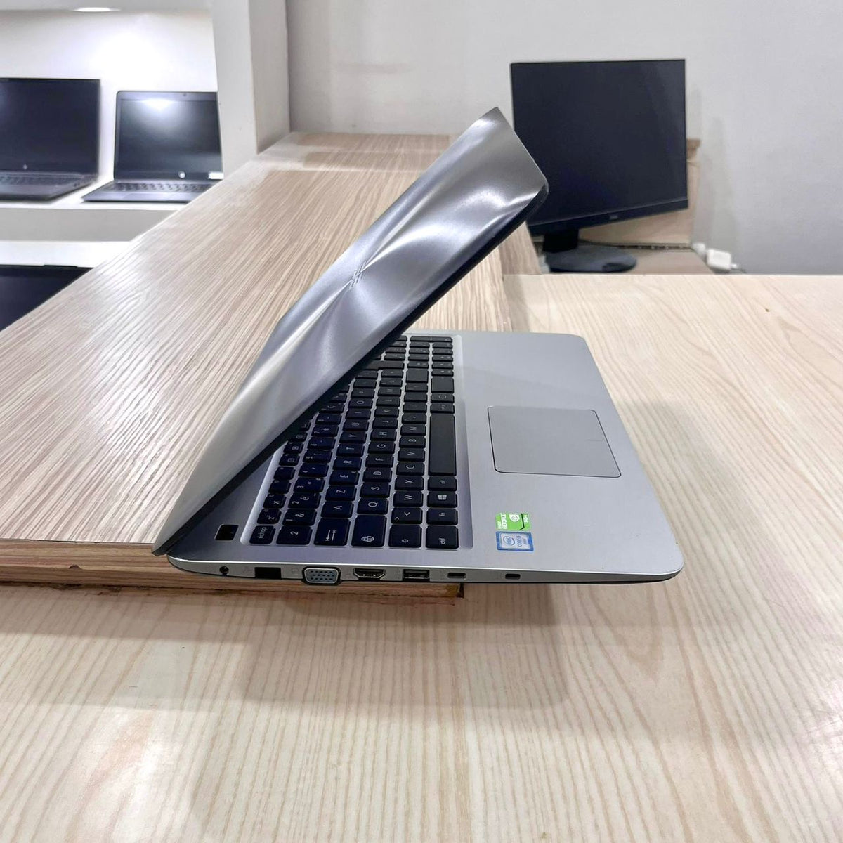 Mini Gamer Asus VivoBook X556UQ- Core i5-6ème - NVIDIA GeForce 940Mx 2Go dédiés - 08Go DDR4 - 250Go SSD- 15,6" FHD