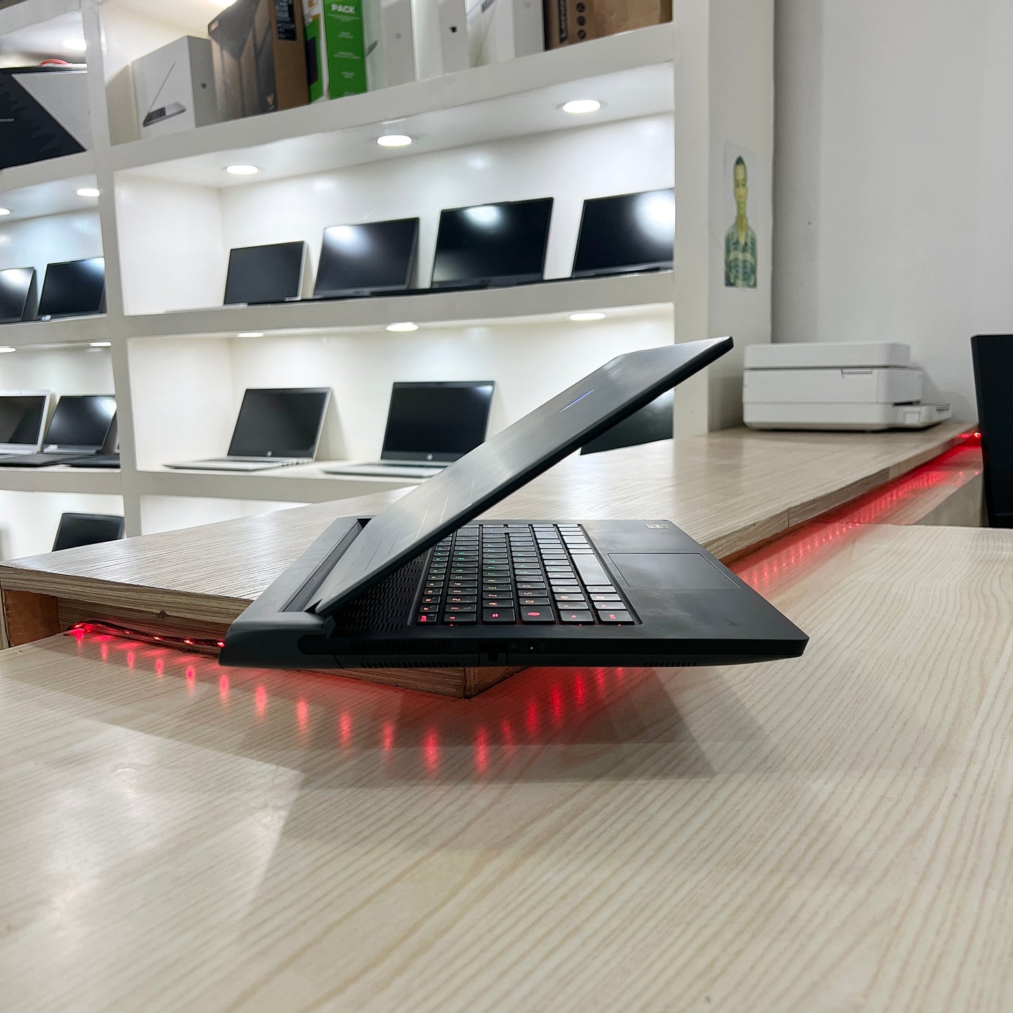 Gamer Alienware M15 R7 - Amd ryzen 7 6800H (Core i7-12ème Génération) - RTX 3060 6Go dédiée - 32Go DDR5 - 2 Téra SSD - 15,6" QHD 240Hz