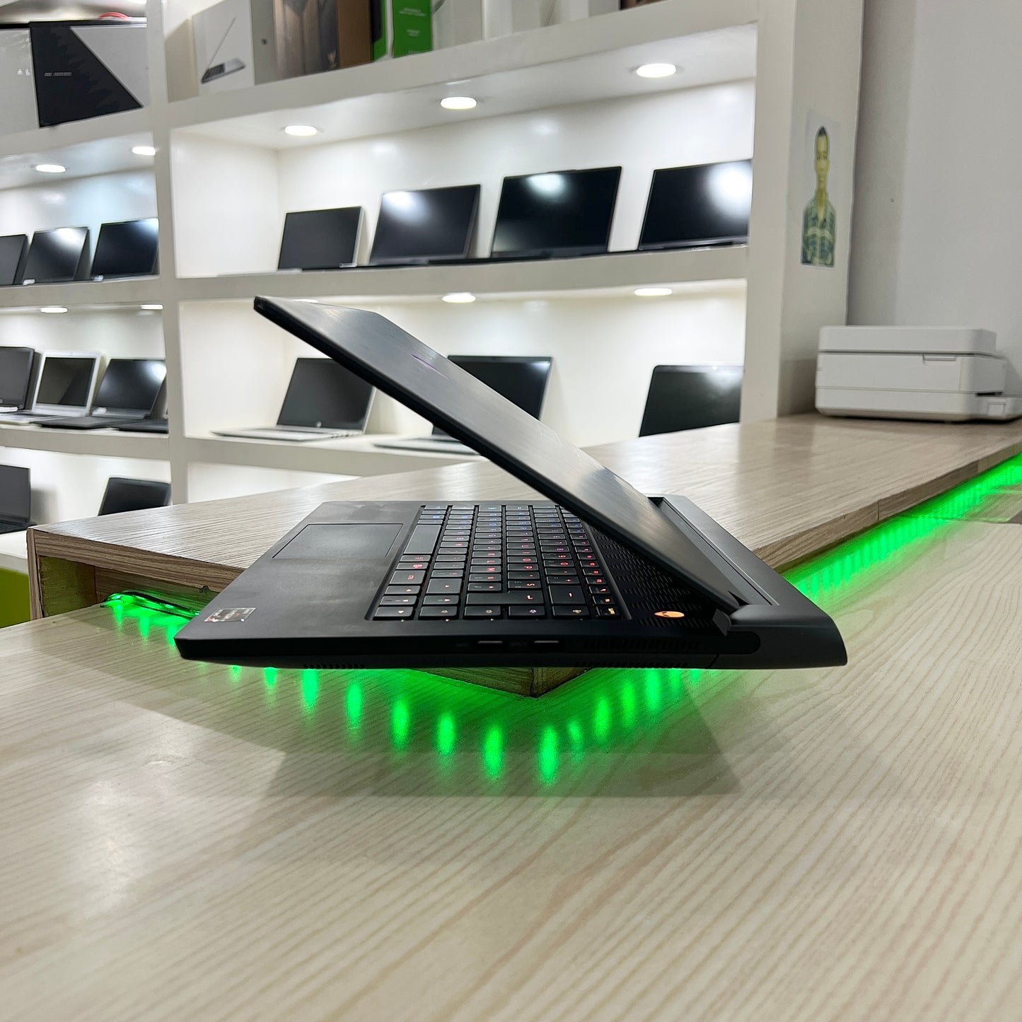 Gamer Alienware M15 R7 - Amd ryzen 7 6800H (Core i7-12ème Génération) - RTX 3060 6Go dédiée - 32Go DDR5 - 2 Téra SSD - 15,6" QHD 240Hz