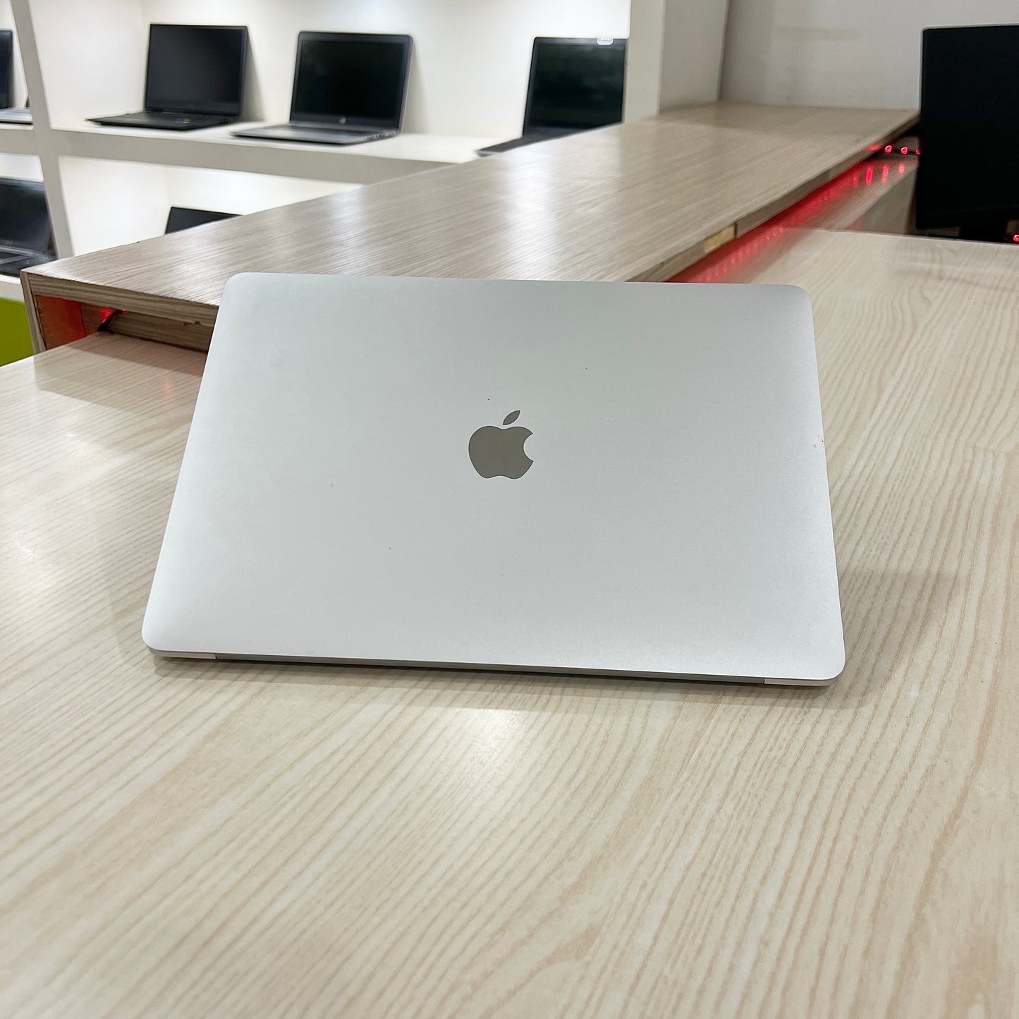 MacBook Pro année 2020 avec Touchbar - Core i5 - 08Go DDR3- 250Go SSD - 13,3" 2K 500 nits + True Tone (Copie)