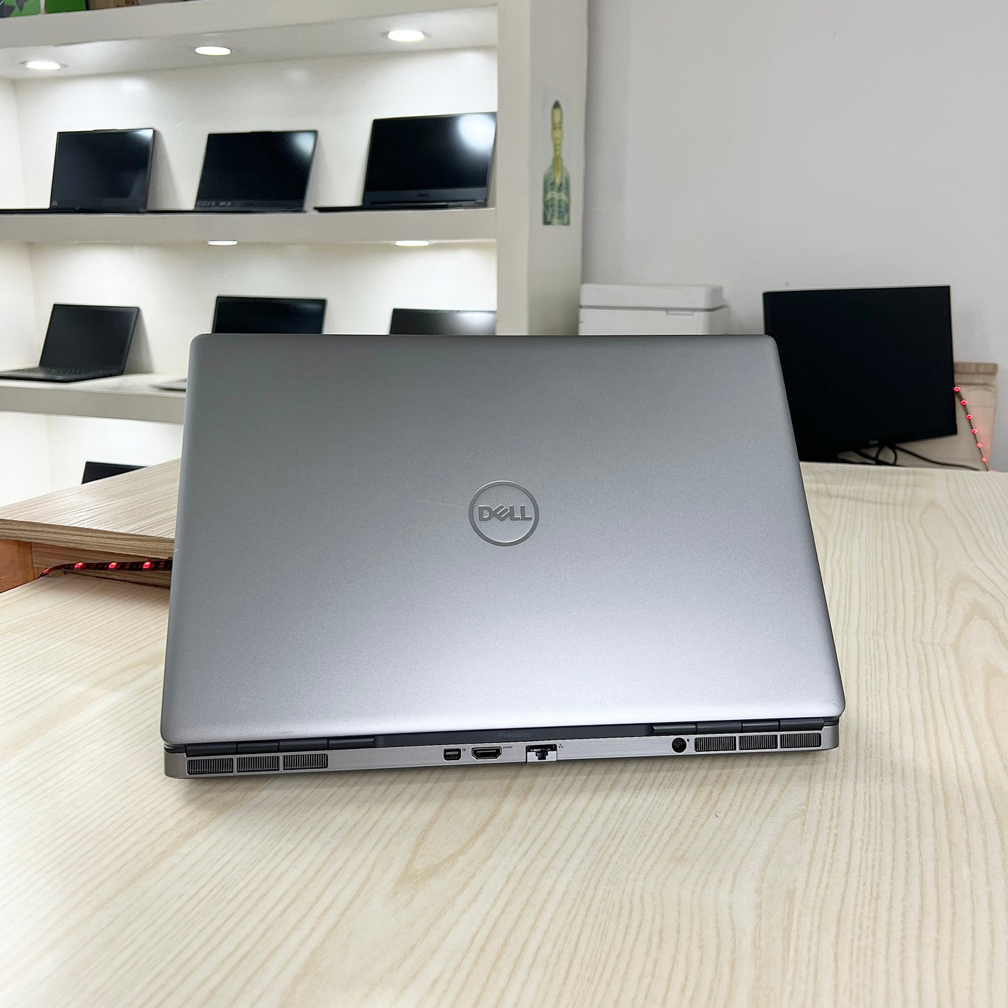 Gamer Dell Précision 7560
-  Core i7-11ème Génération - NVIDIA T1200 4Go dédiée - 16Go DDR4 - 512Go SSD - 15,6"FHD