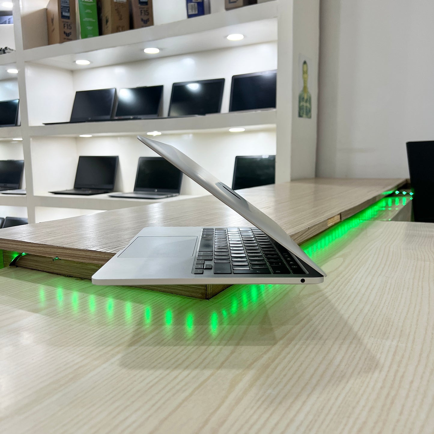 MacBook Pro année 2020 avec Touchbar - Core i5 - 08Go DDR3- 250Go SSD - 13,3" 2K 500 nits + True Tone (Copie)