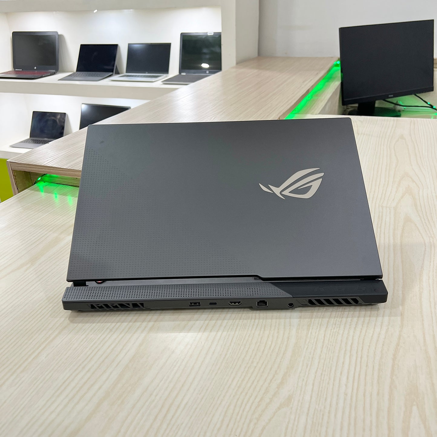 Gamer Asus Rog Strix G713IE-  Amd Ryzen 7 4800H (core i7-10ème génération) - RTX 3050 Ti 4Go dédiée - 16Go DDR4 - 512 SSD - 17,3"FHD 144Hz
