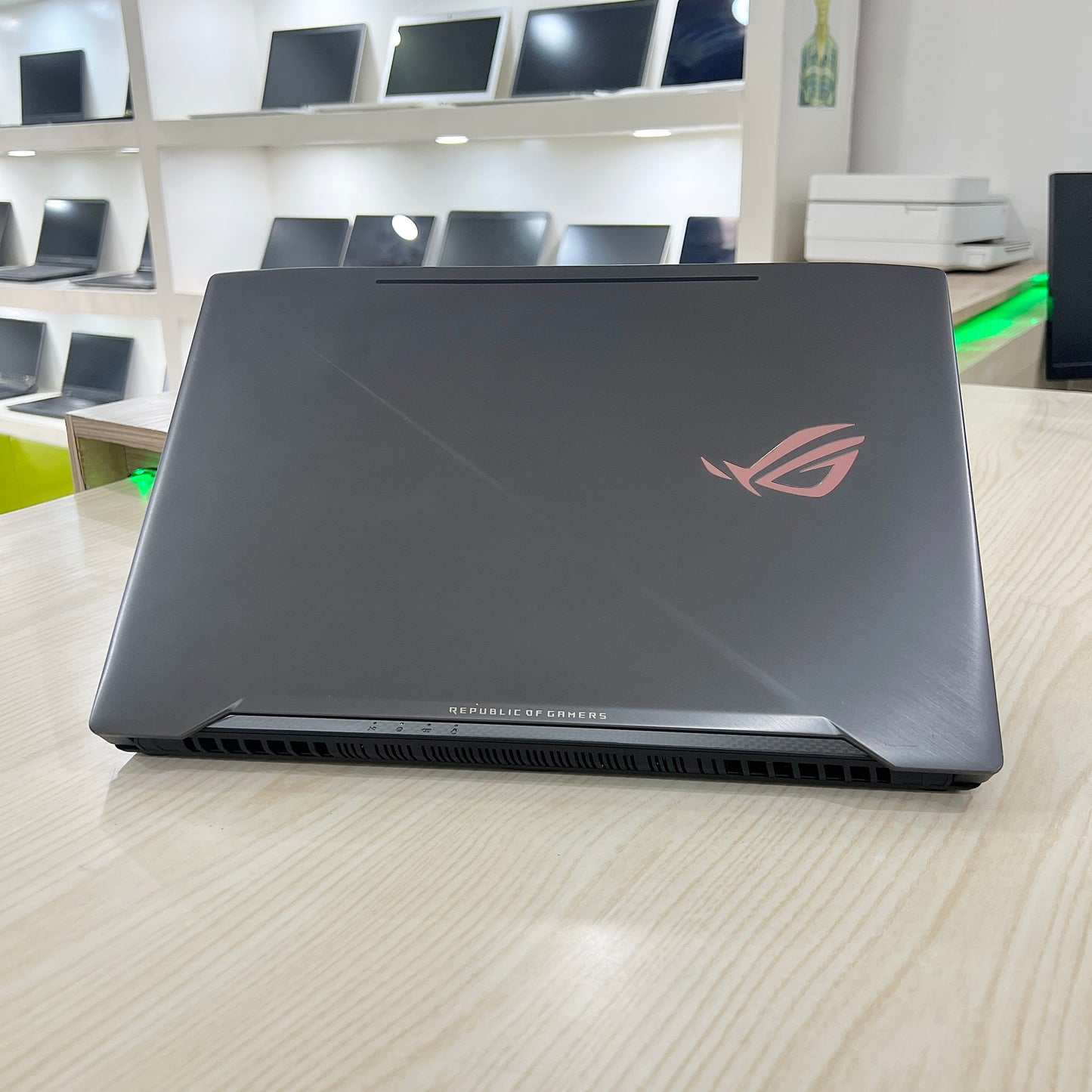 Gamer Asus Rog strix GL503VS  -  Core i7-7ème Génération - GTX 1070 8Go dédiée - 16Go DDR4 - 256Go SSD & 1 Téra HDD - 15,6" 144Hz