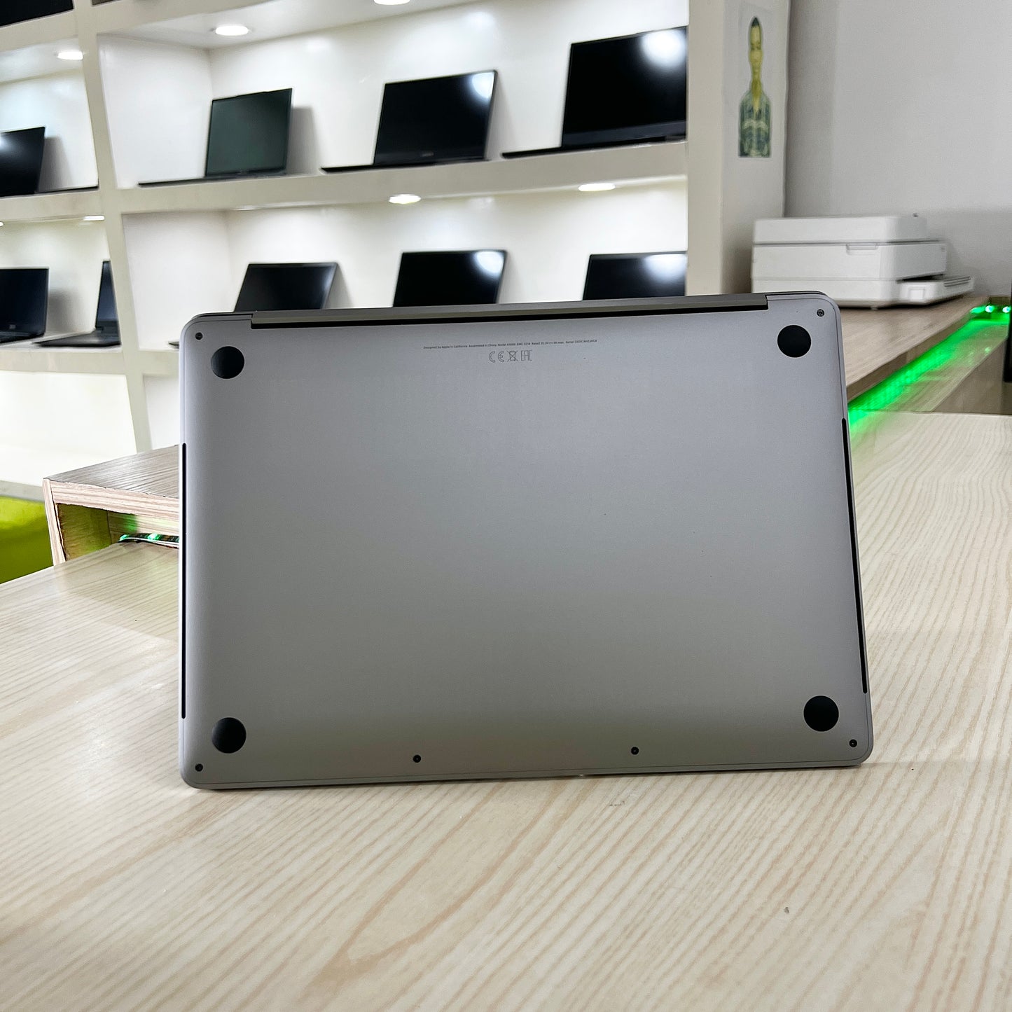 MacBook Pro année 2018 avec Touchbar - Core i5 - 08Go DDR3- 250Go SSD - 13,3" 2K 500 nits + True Tone