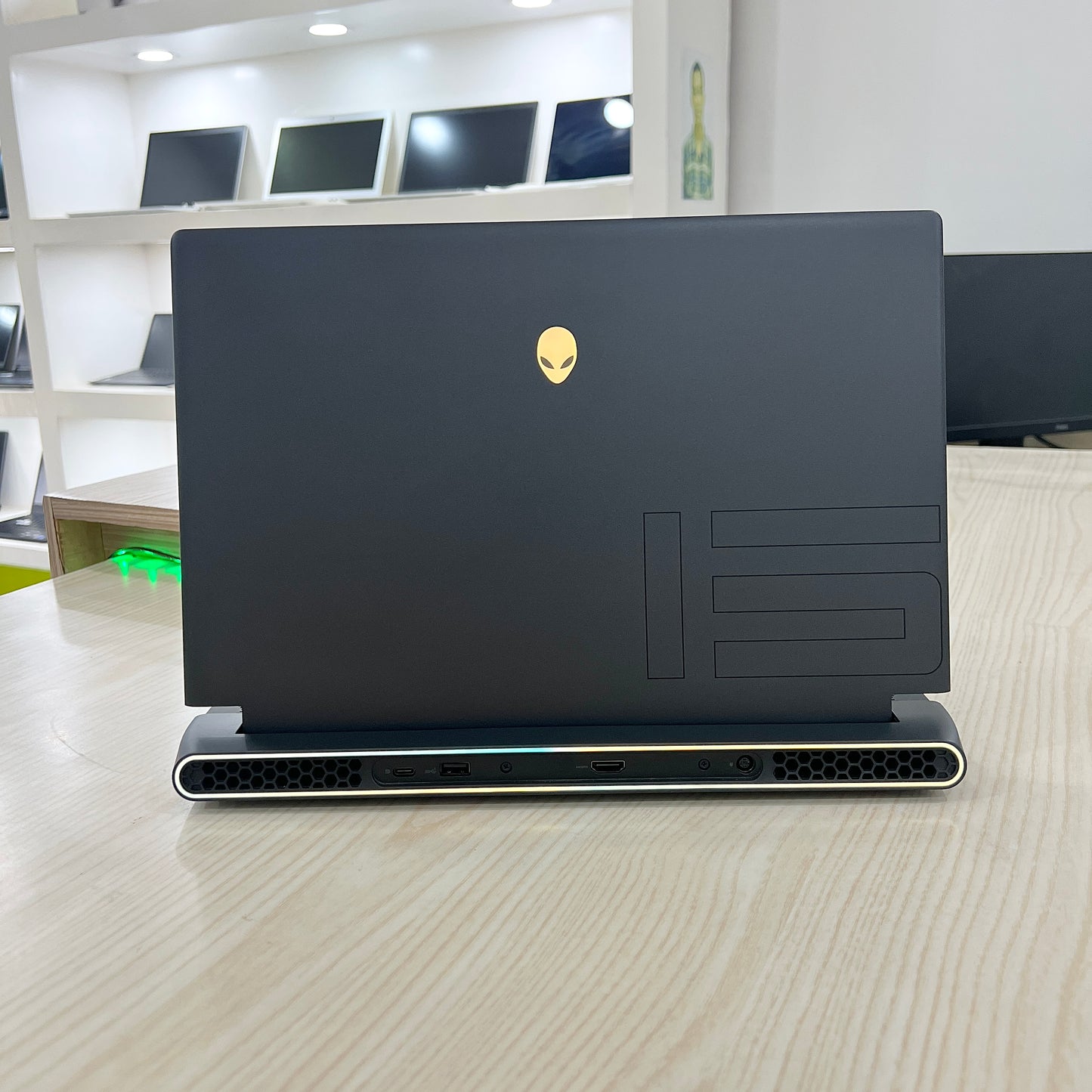 Gamer Alienware M15 R7 - Amd ryzen 7 6800H (Core i7-12ème Génération) - RTX 3060 6Go dédiée - 32Go DDR4 - 2 Téra SSD - 15,6" 240Hz