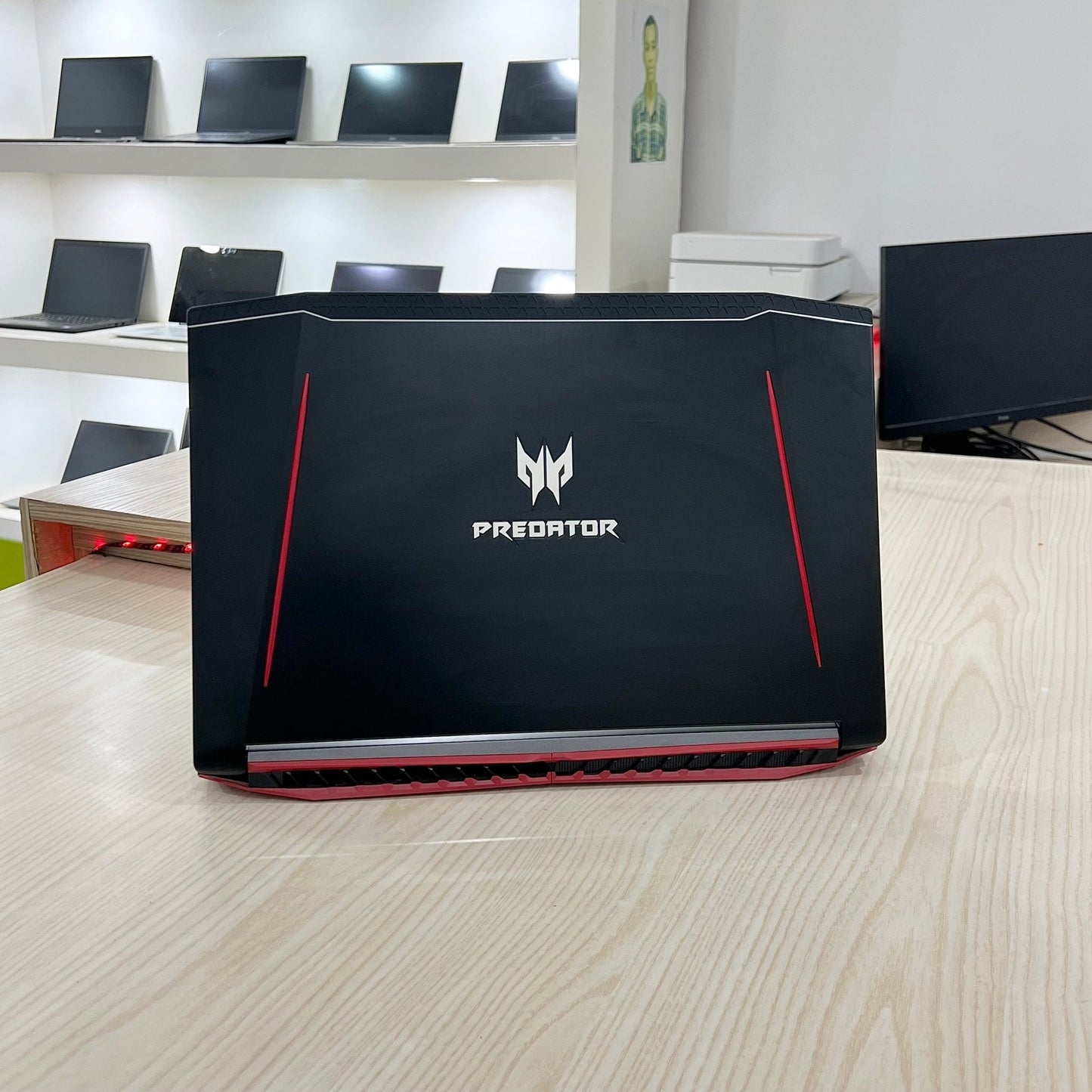 Gamer Acer Predator G3-572
 -  Core i7-7ème Génération - GTX 1060 6Go dédiée - 16Go DDR4 - 256Go SSD & 1 Téra HDD - 15,6" 144Hz