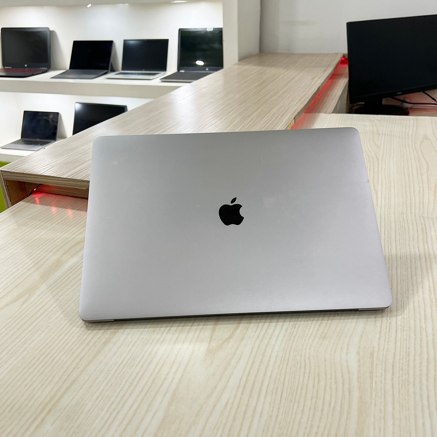 MacBook Pro 2019 -  Core i9  - 16Go - 2 Téra  SSD - 16" 3K - Touch Bar - Touch ID