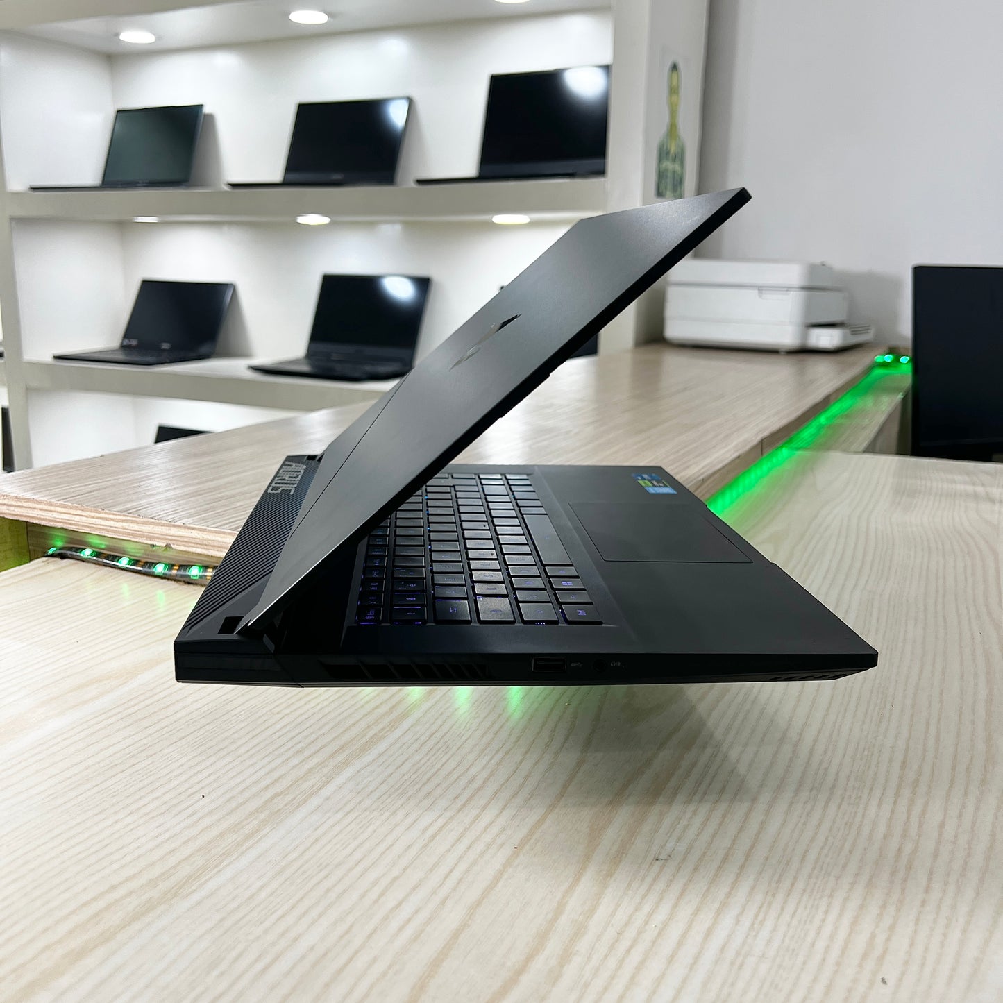 Gamer AORUS 15 9KF -  Core i5-12ème génération - NVIDIA GeForce RTX 4060 8Go dédiée - 08Go DDR5 - 512Go SSD - 15,6"FHD 240Hz