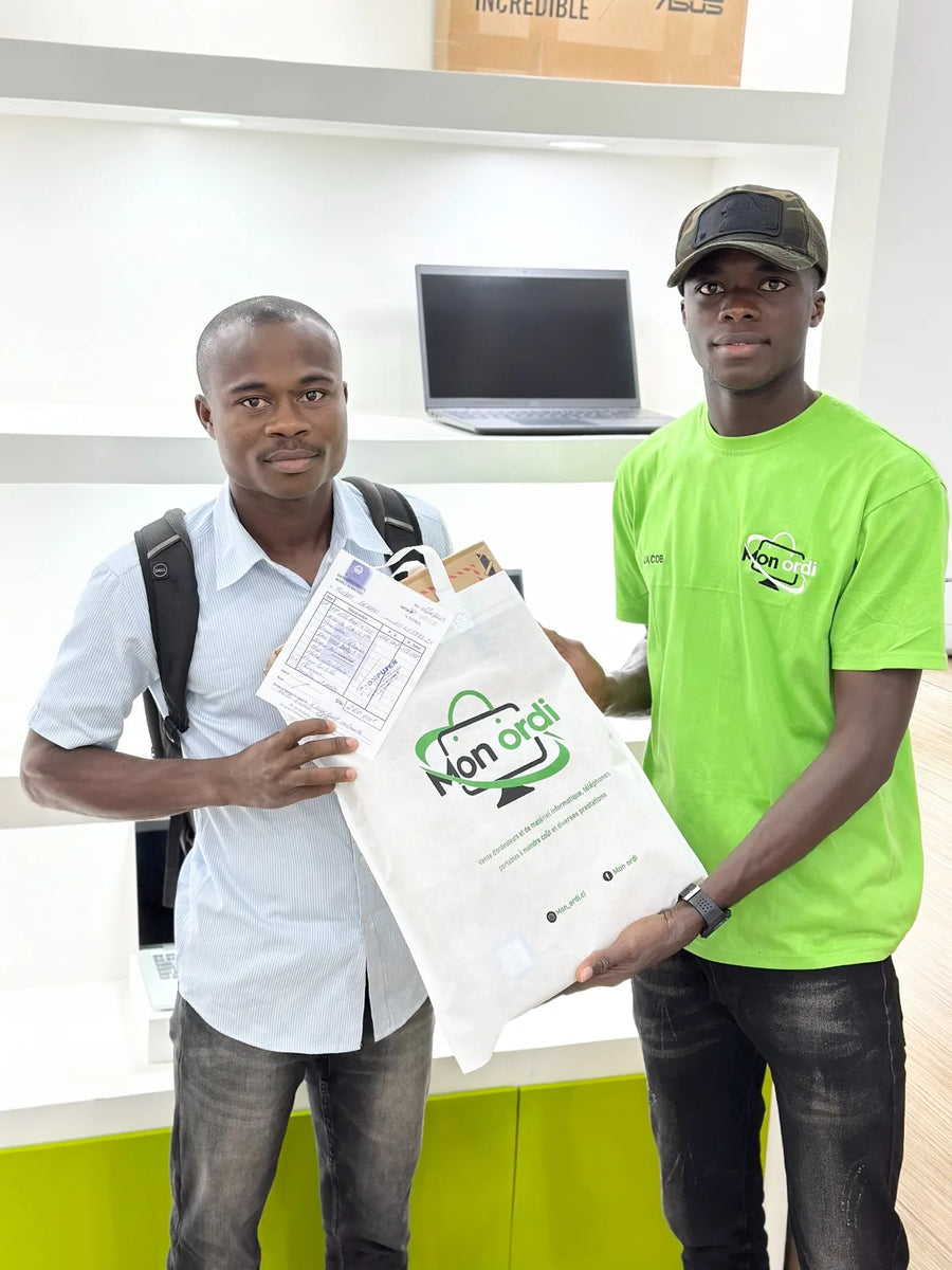 Client Mon Ordi lors d’une remise d’ordinateur en boutique